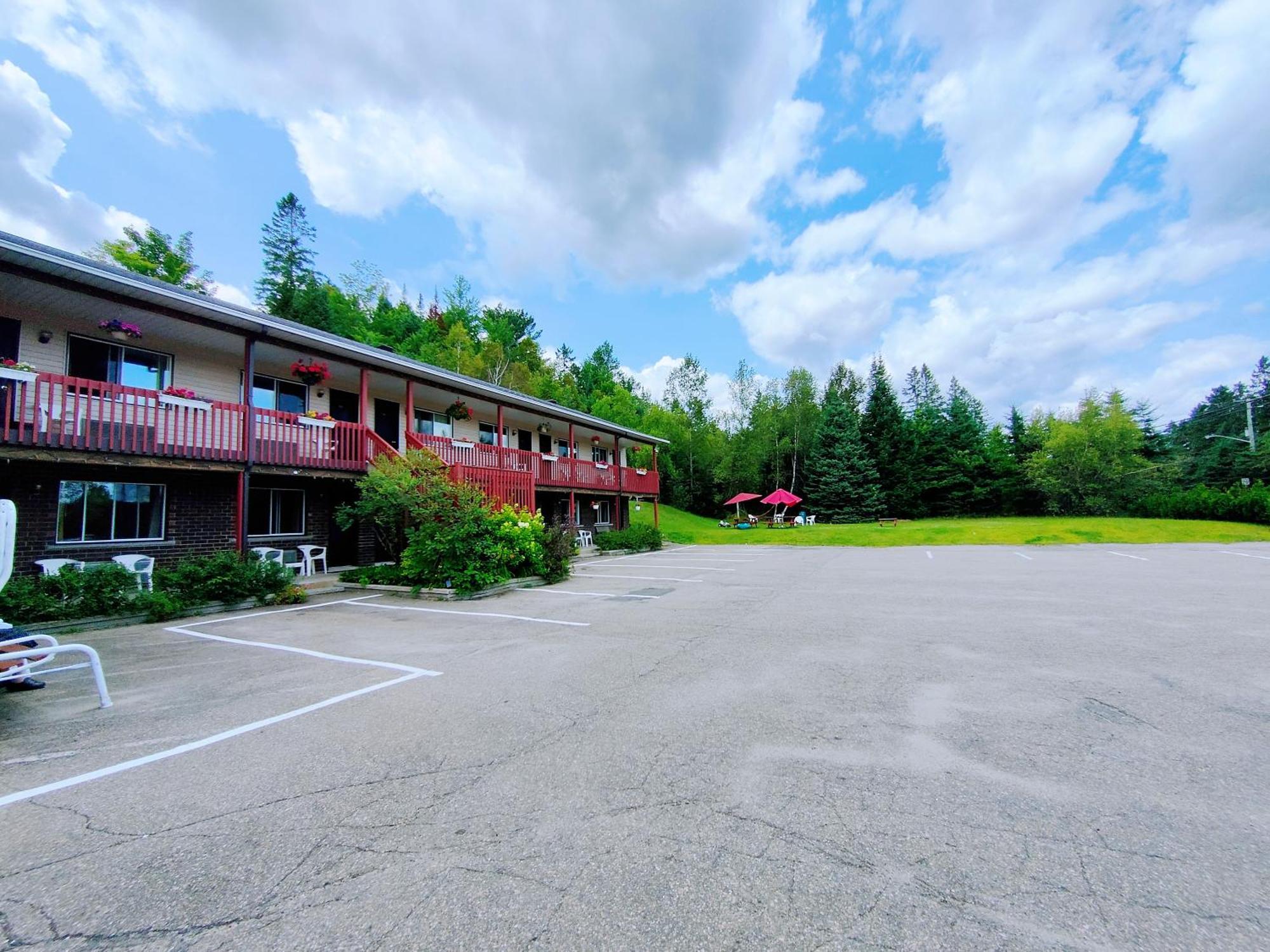 Motel Le Radisson De Val-David Eksteriør billede